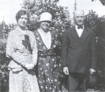 Edna with her parents, A.G. and Anna Sandblom in 1927